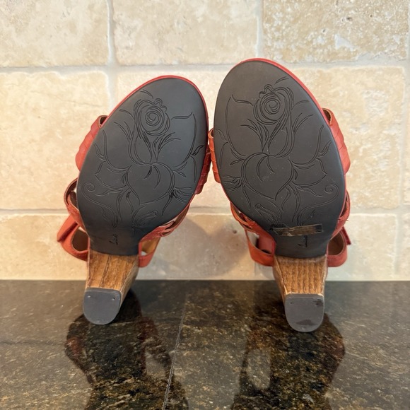 Clarks Red Woven Sandals - Picture 11 of 14